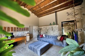 Coin salon dans le hall