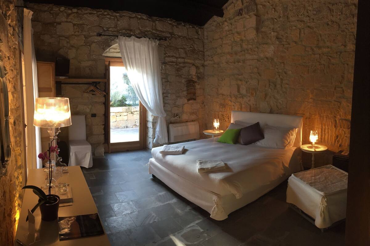 Quarto Casal Superior | Roupas de cama premium, frigobar, quartos à prova de som