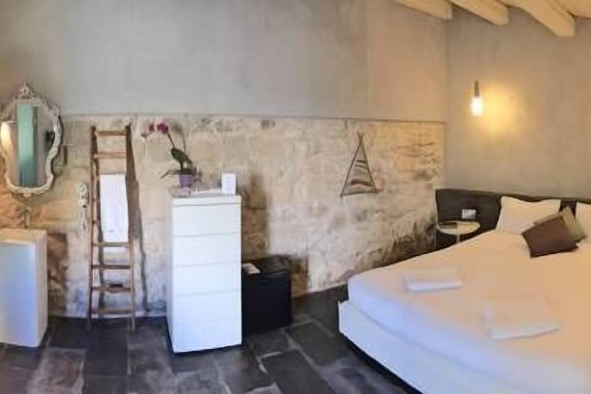 Quarto casal clássico, 1 cama King | Roupas de cama premium, frigobar, quartos à prova de som