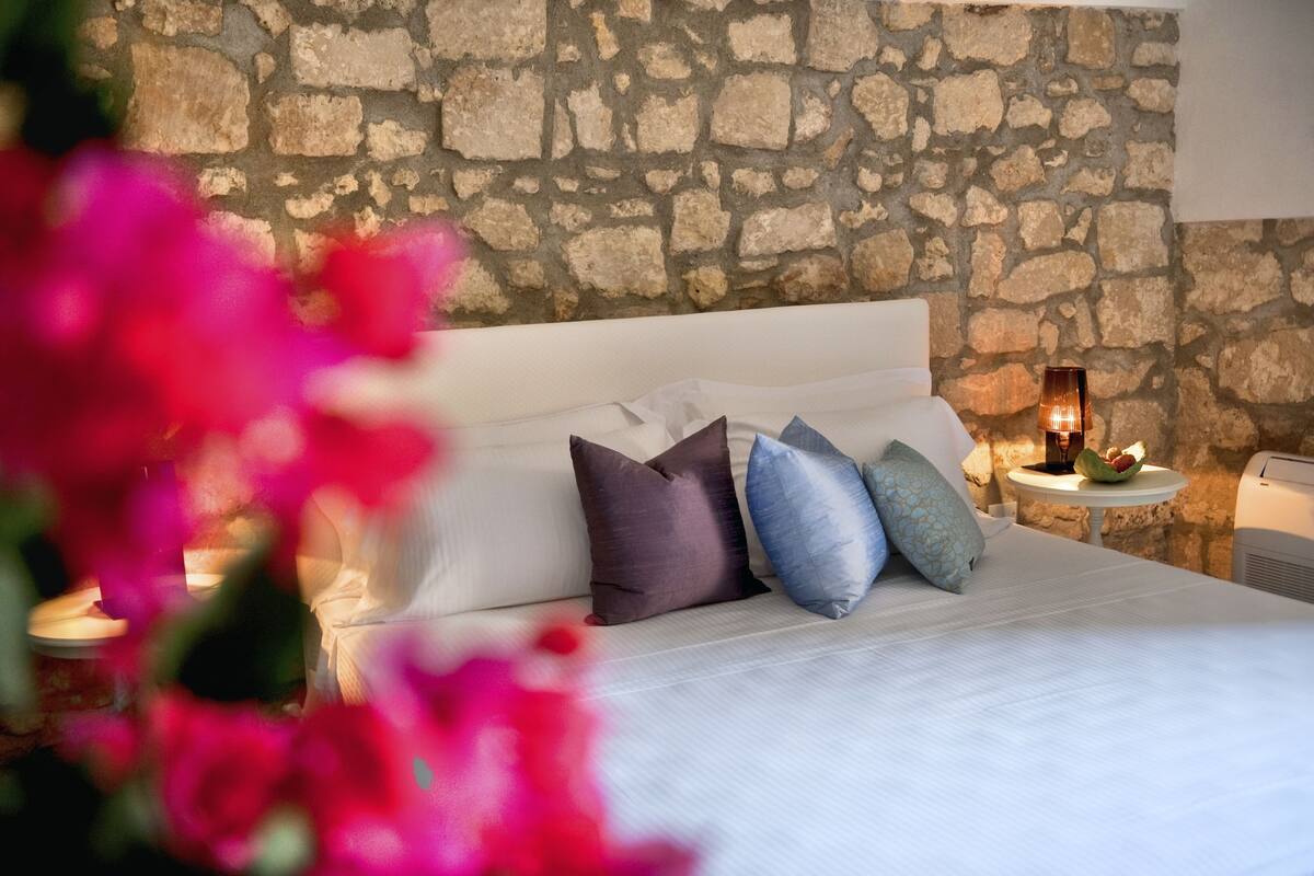 Quarto Casal Deluxe | Roupas de cama premium, frigobar, quartos à prova de som