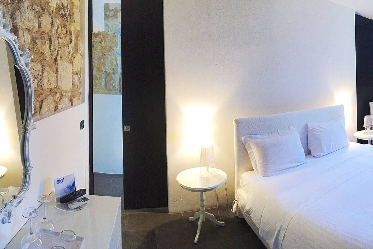 Roupas de cama premium, frigobar, quartos à prova de som