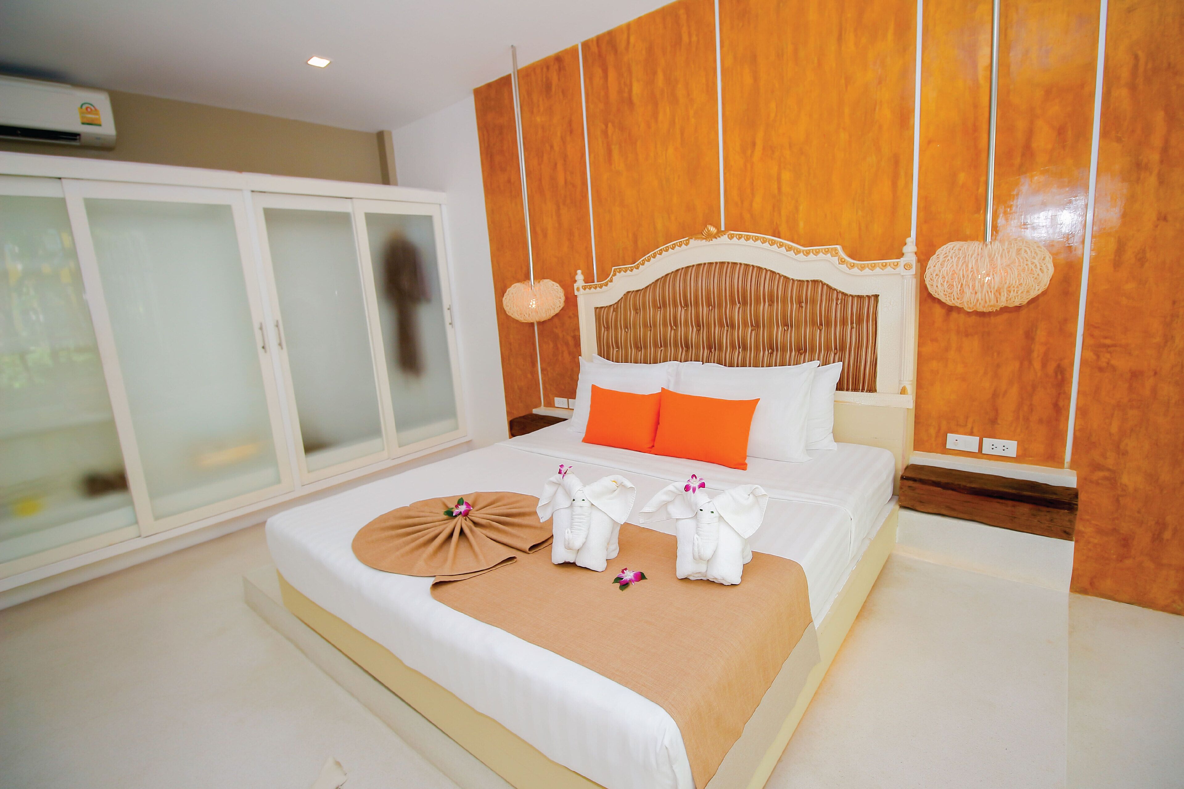 Una habitación de hotel con una cama grande, un armario de madera y un diseño moderno.