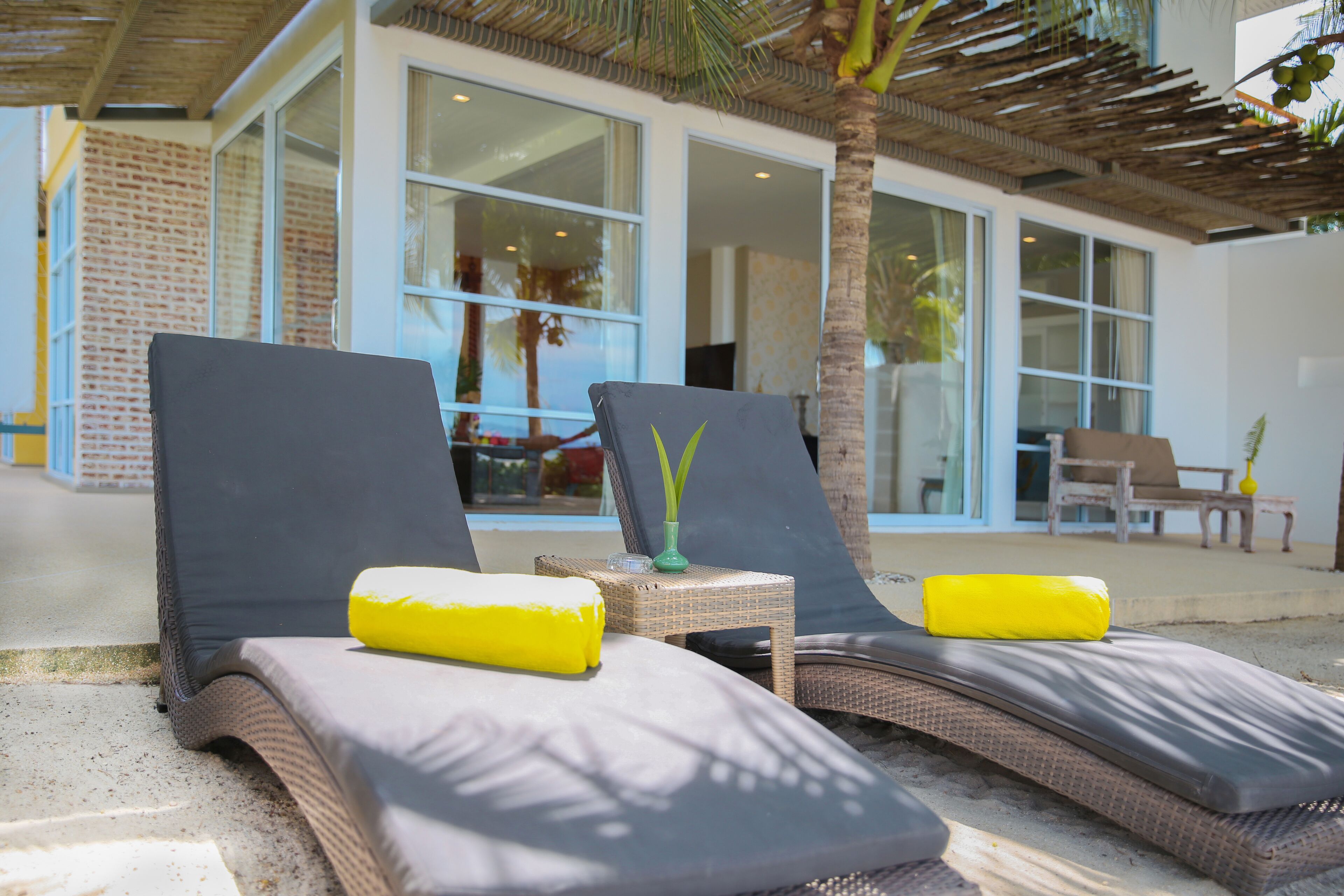 Luxury Beachfront Suite | ลานระเบียง/นอกชาน