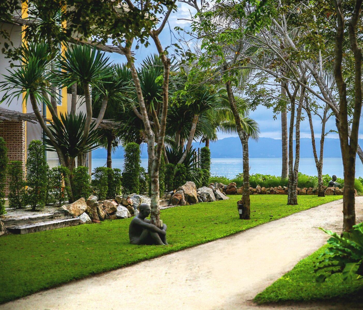 Di pantai, pasir putih, kursi berjemur, dan payung pantai