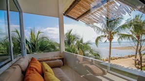 A balcony with a view of the beach and palm trees. - Summer Luxury Beach Resort and Spa (Ko Pha-ngan)