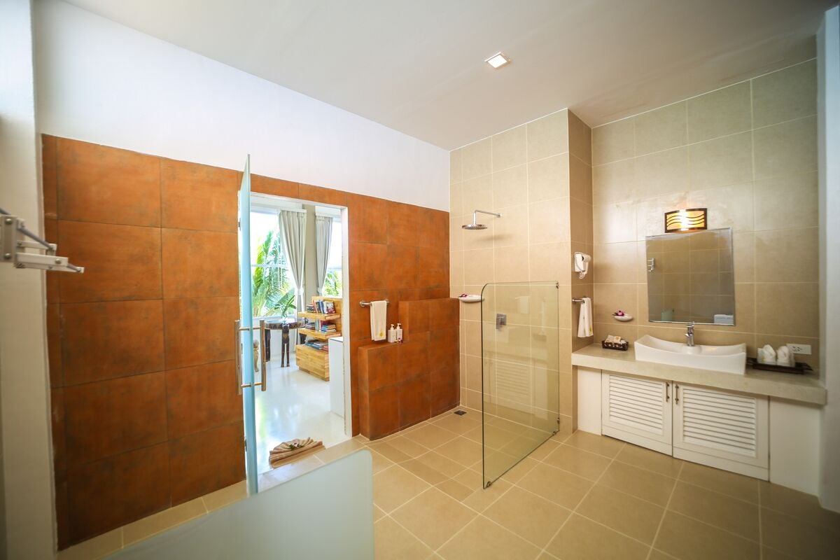 shower, rainfall showerhead, free toiletries, hair dryer