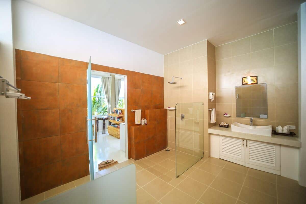 shower, rainfall showerhead, free toiletries, hair dryer