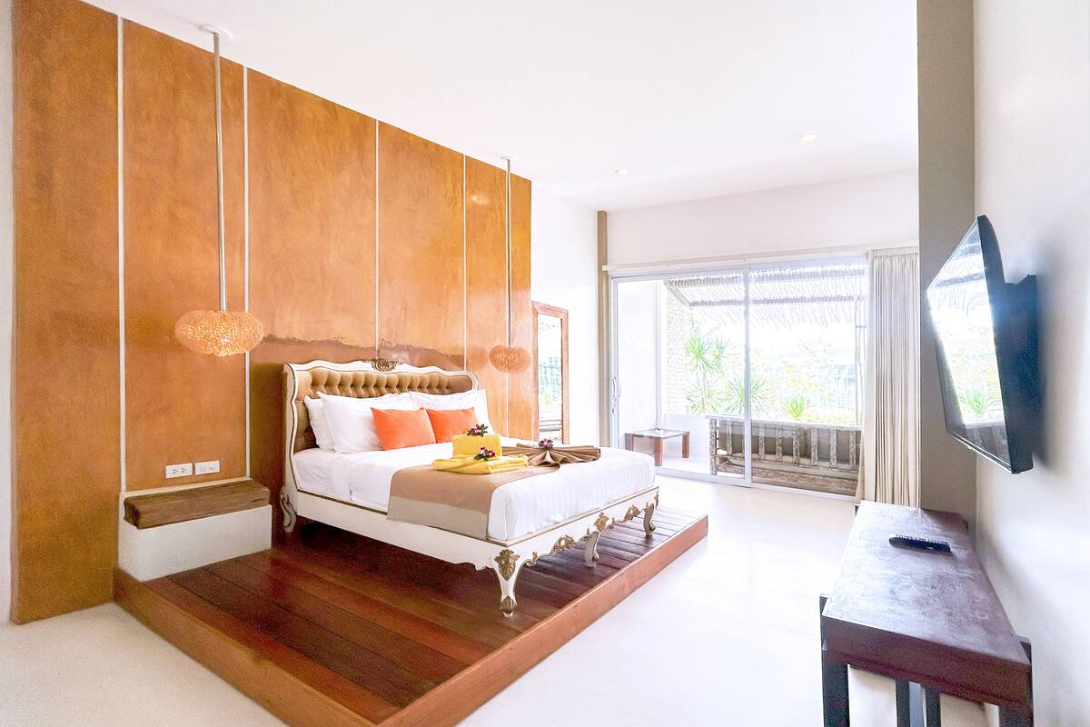 partial ocean view suite | 1 bedroom, minibar, in-room safe, individually decorated