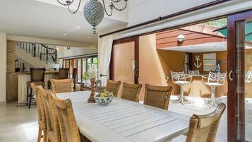 Luxury Villa, 4 Bedrooms | In-room dining