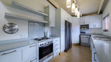 Villa Supérieure, 4 chambres | Cuisine privée | Grand réfrigérateur, micro-ondes, plaque de cuisson, lave-vaisselle