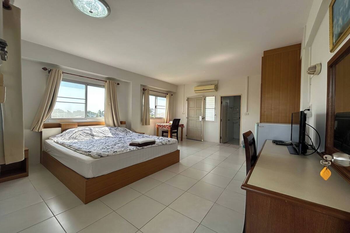 Työpöytä, pimennysverhot, äänieristys, ilmainen Wi-Fi