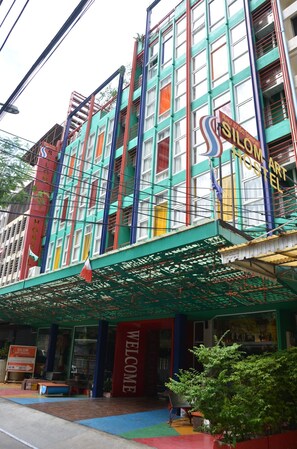 Exterior - Silom Art Hostel (Bangkok)