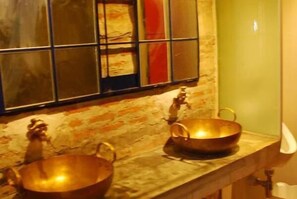 Bathroom - Silom Art Hostel (Bangkok)