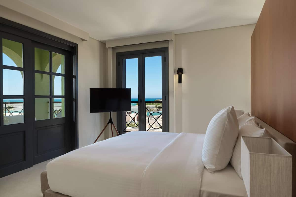 Junior Suite Sea View | 1 bedroom, premium bedding, minibar, in-room safe
