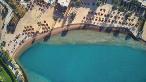 Playa privada, sombrillas, toallas de playa, vóleibol de playa