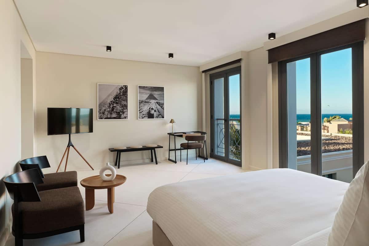 Junior Suite | 1 bedroom, premium bedding, minibar, in-room safe