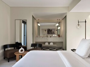 Deluxe kamer | Luxe beddengoed, een minibar, een kluis op de kamer, een bureau