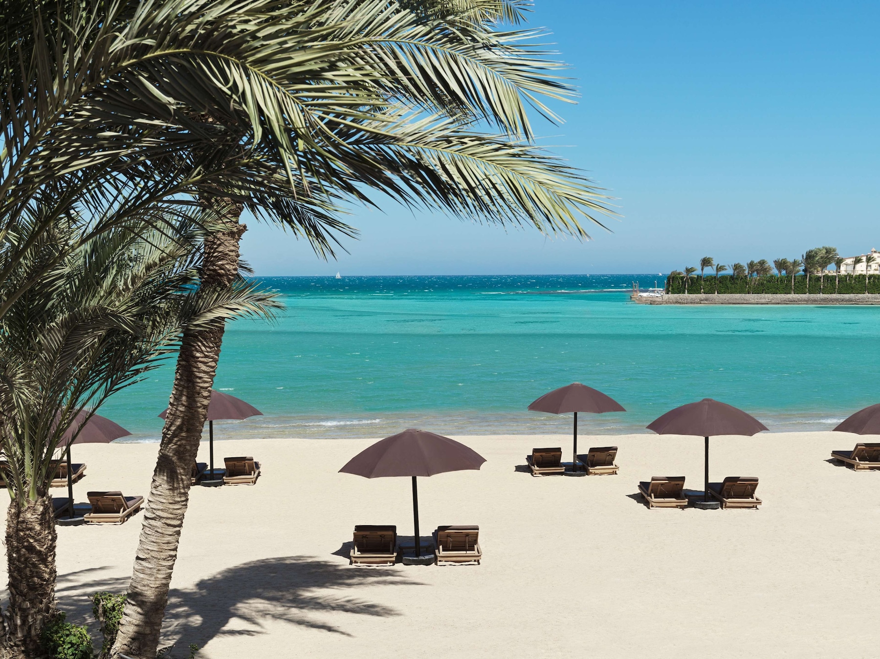 Privatstrand, Sonnenschirme, Strandtücher, Volleyball