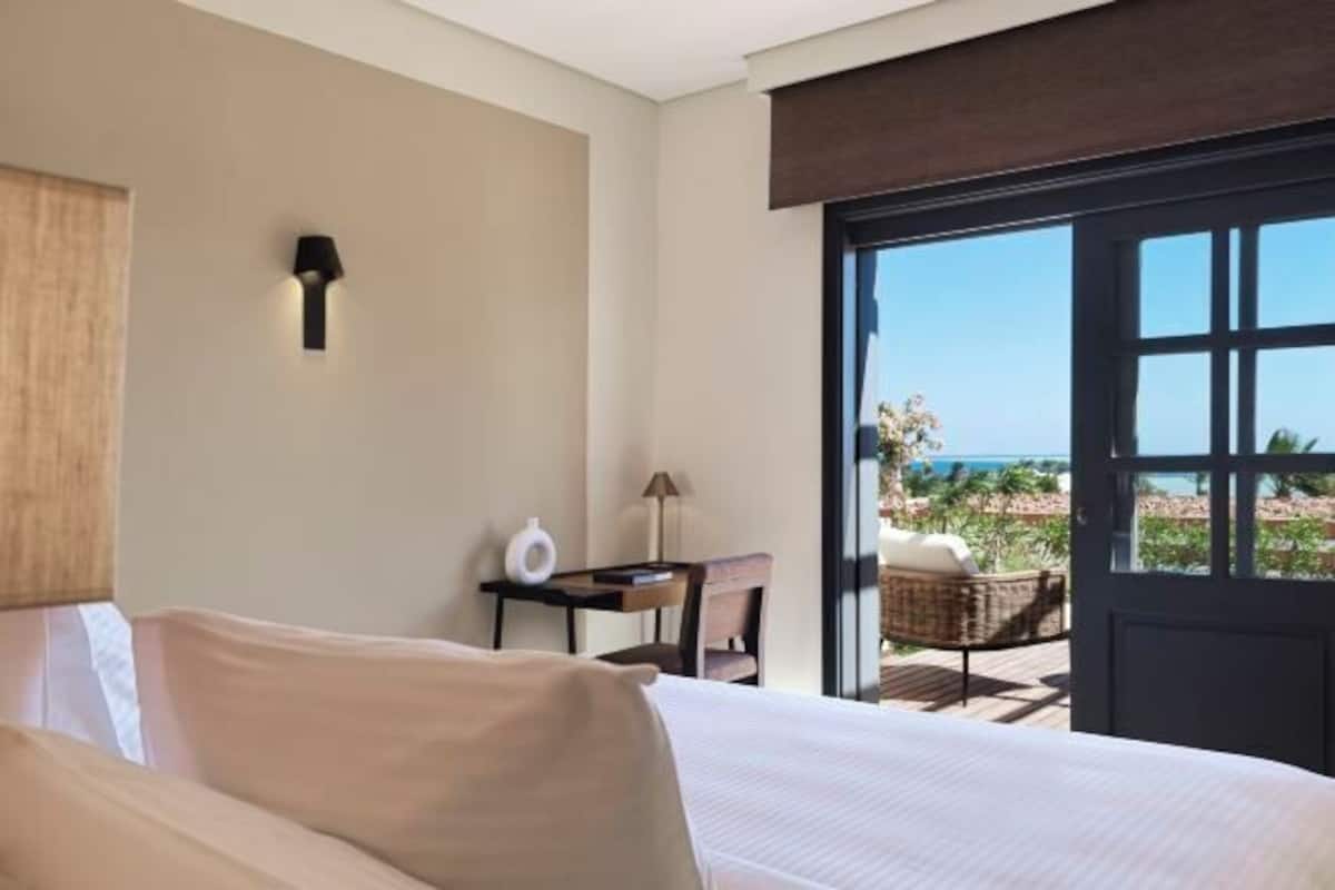 Premium bedding, minibar, in-room safe, desk