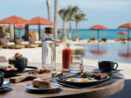 2 restaurants; breakfast, lunch and dinner served 