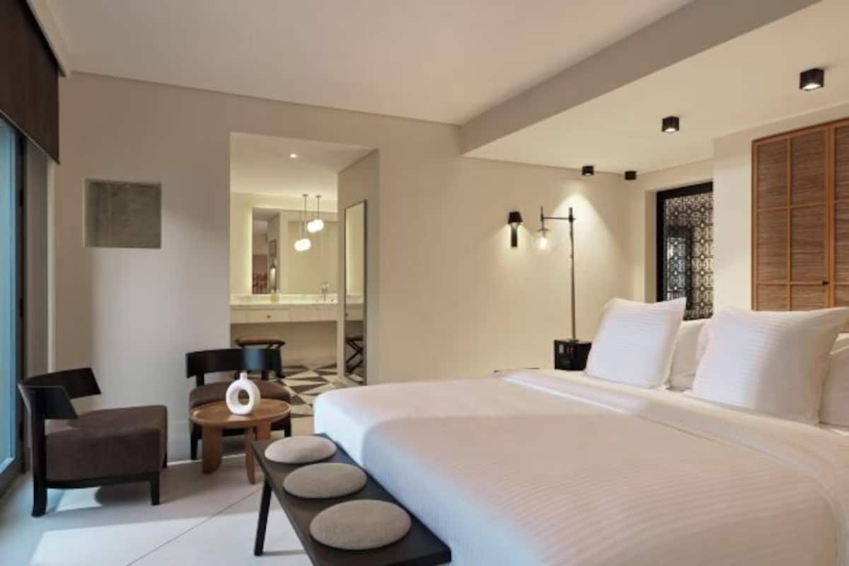 Premium bedding, minibar, in-room safe, desk