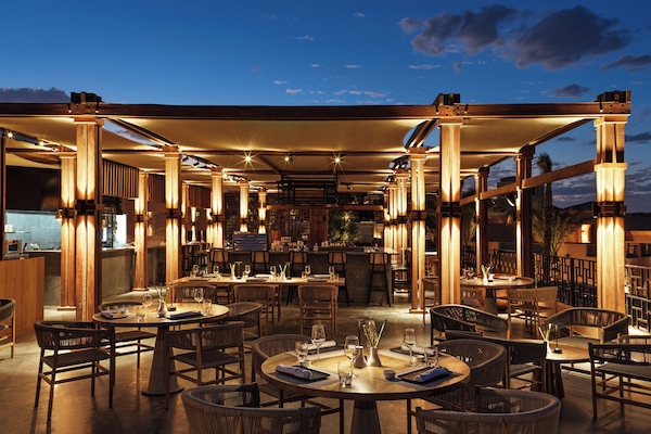 2 restaurants; breakfast, lunch, and dinner served