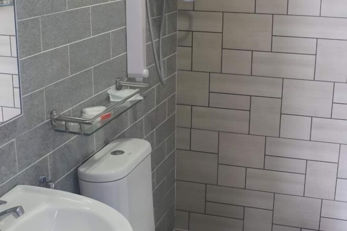 Ducha, artículos de tocador gratuitos, secador de pelo, bidet