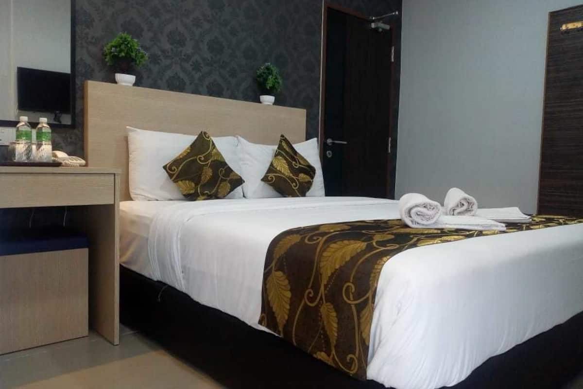 Habitación familiar, 2 camas de matrimonio | Caja fuerte, escritorio, wifi gratis
