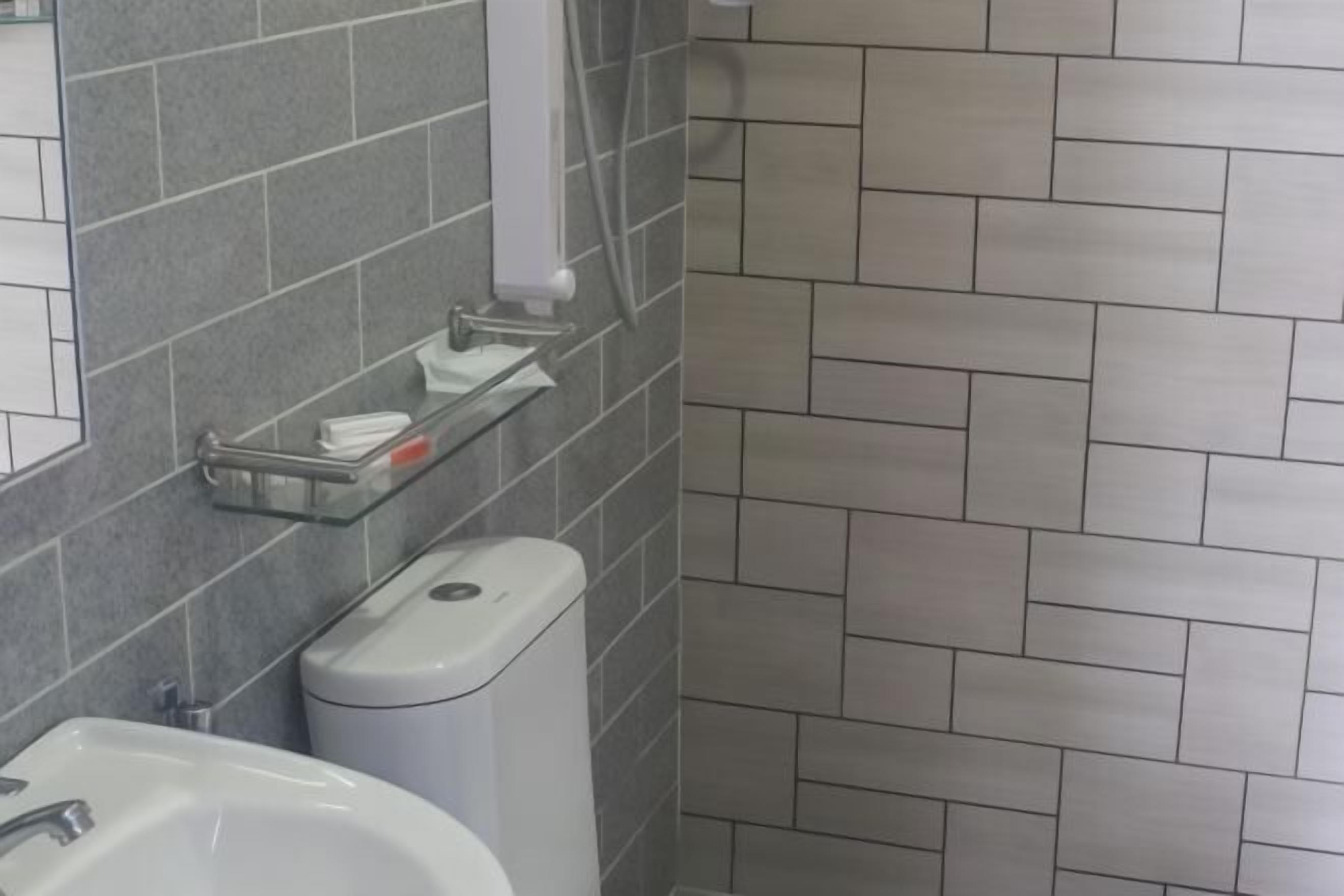 Ducha, artículos de tocador gratuitos, secador de pelo, bidet