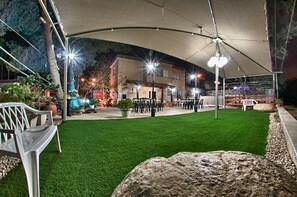 Habitación triple Premier, cocineta, vista al jardín | Terraza o patio