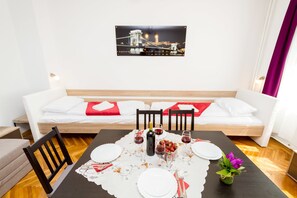 Apartment with Park View 4 Persons - Karolyi utca 14 | Living area | Flat-screen TV