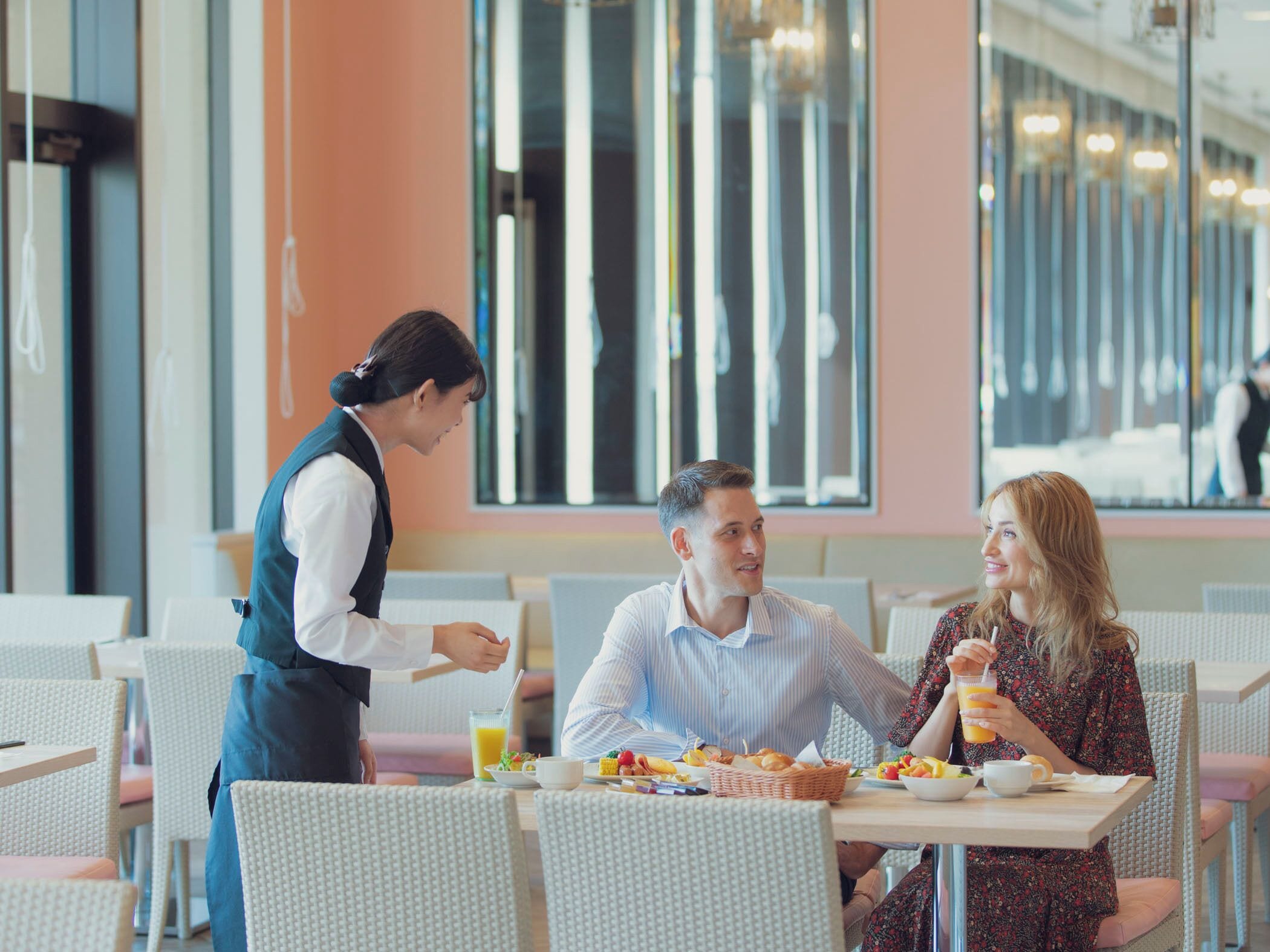 3 restaurants, breakfast served