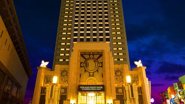Un grand bâtiment moderne, doté d’une entrée imposante, de larges colonnes et d’une horloge bien visible.