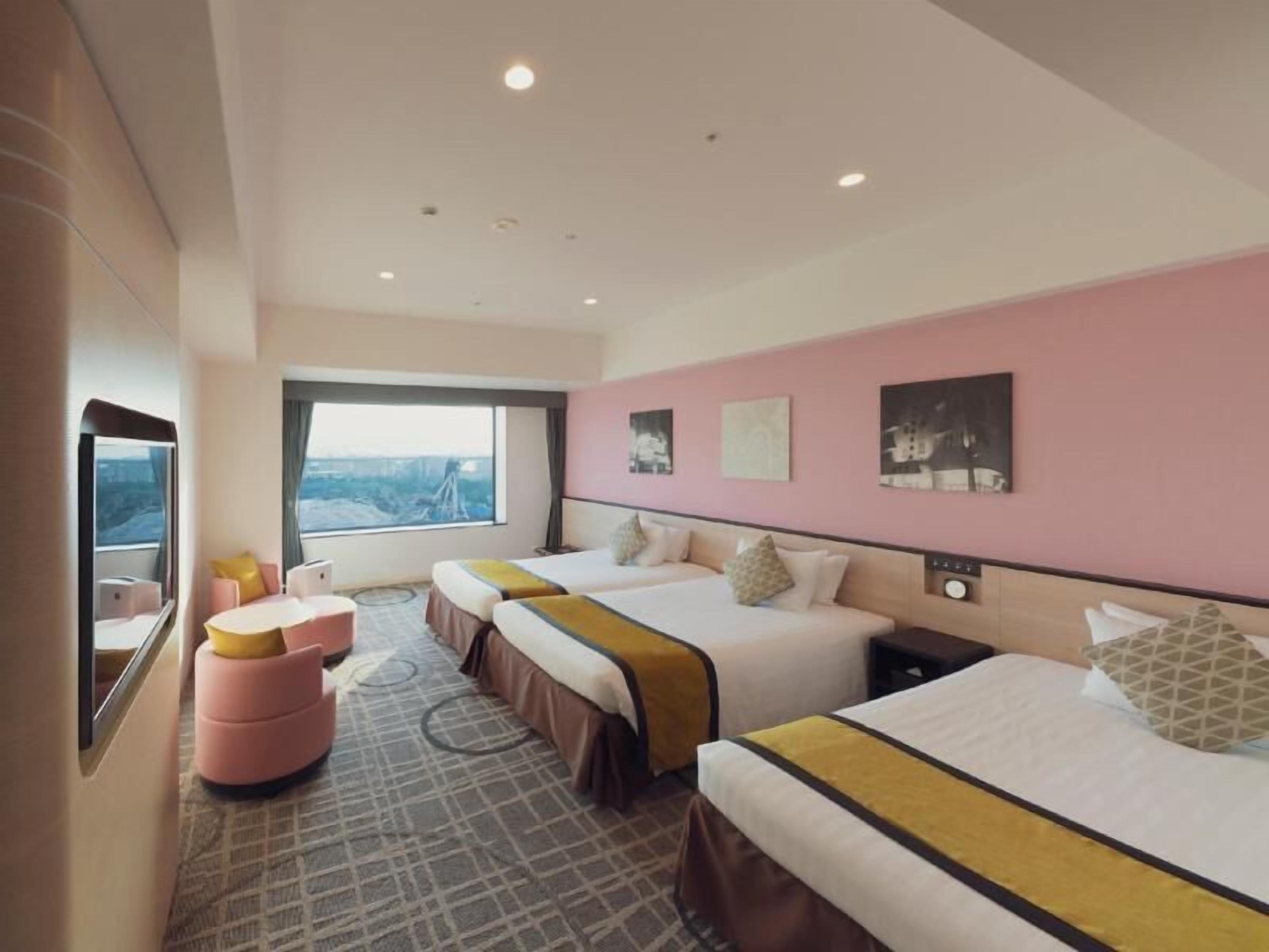 In-room safe, soundproofing, iron/ironing board, free WiFi