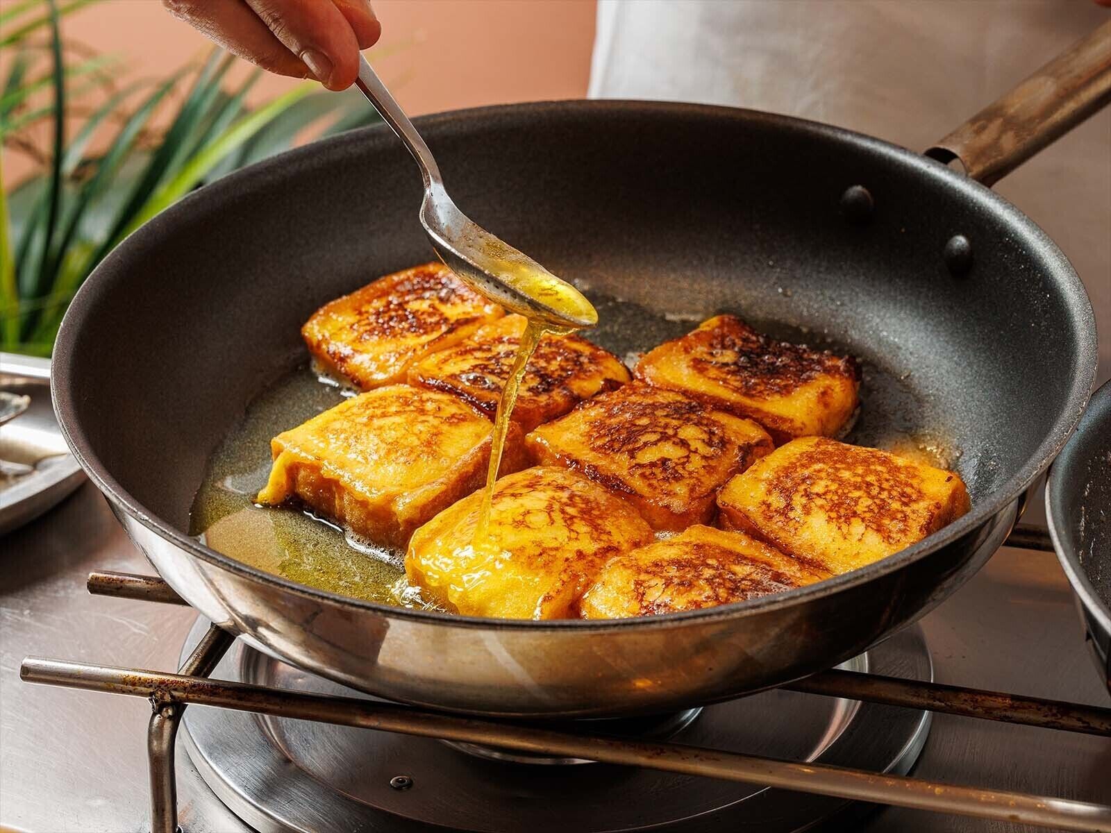 3 restaurants, breakfast served