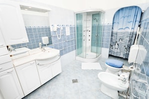 Apartment 5 Persons - Terez Körút 39 | Bathroom | Shower, hair dryer - Opera Apartments (Budapest)