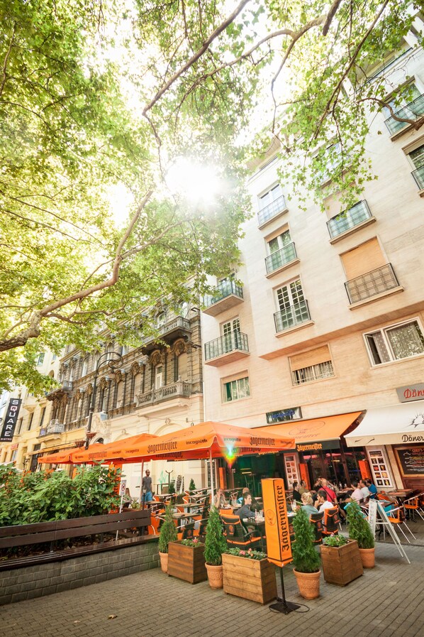 Outdoor dining - Opera Apartments (Budapest)