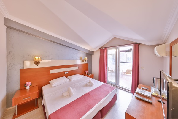 Suite Room | Minibar, soundproofing, iron/ironing board (on request), WiFi (free)