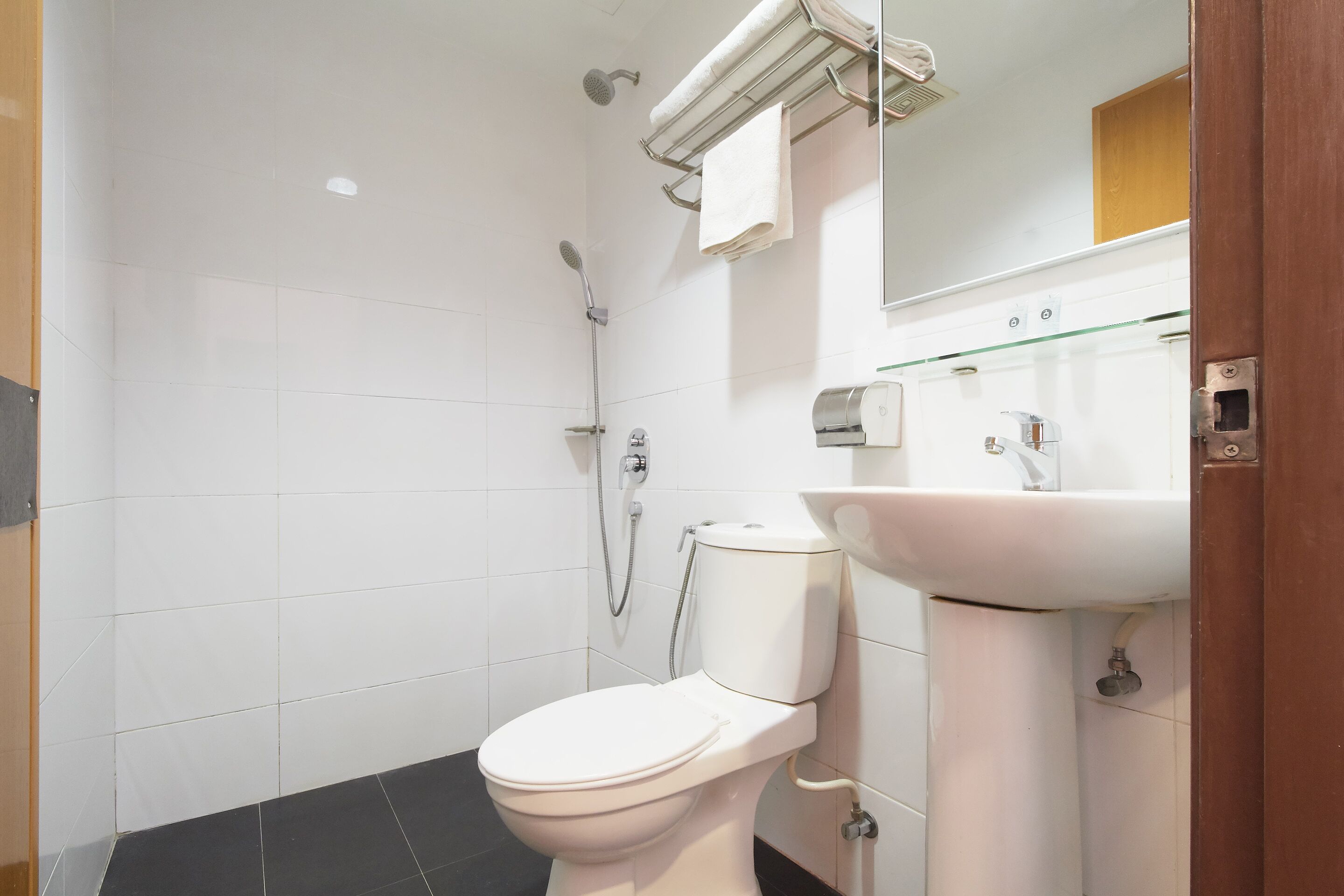 Deluxe Room, 1 Queen Bed | Bathroom | Shower, free toiletries, towels