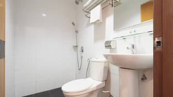 Deluxe Room, 1 Queen Bed | Bathroom | Shower, free toiletries, towels
