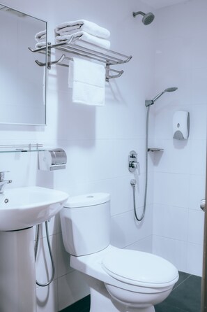 Een douche, gratis toiletartikelen, handdoeken