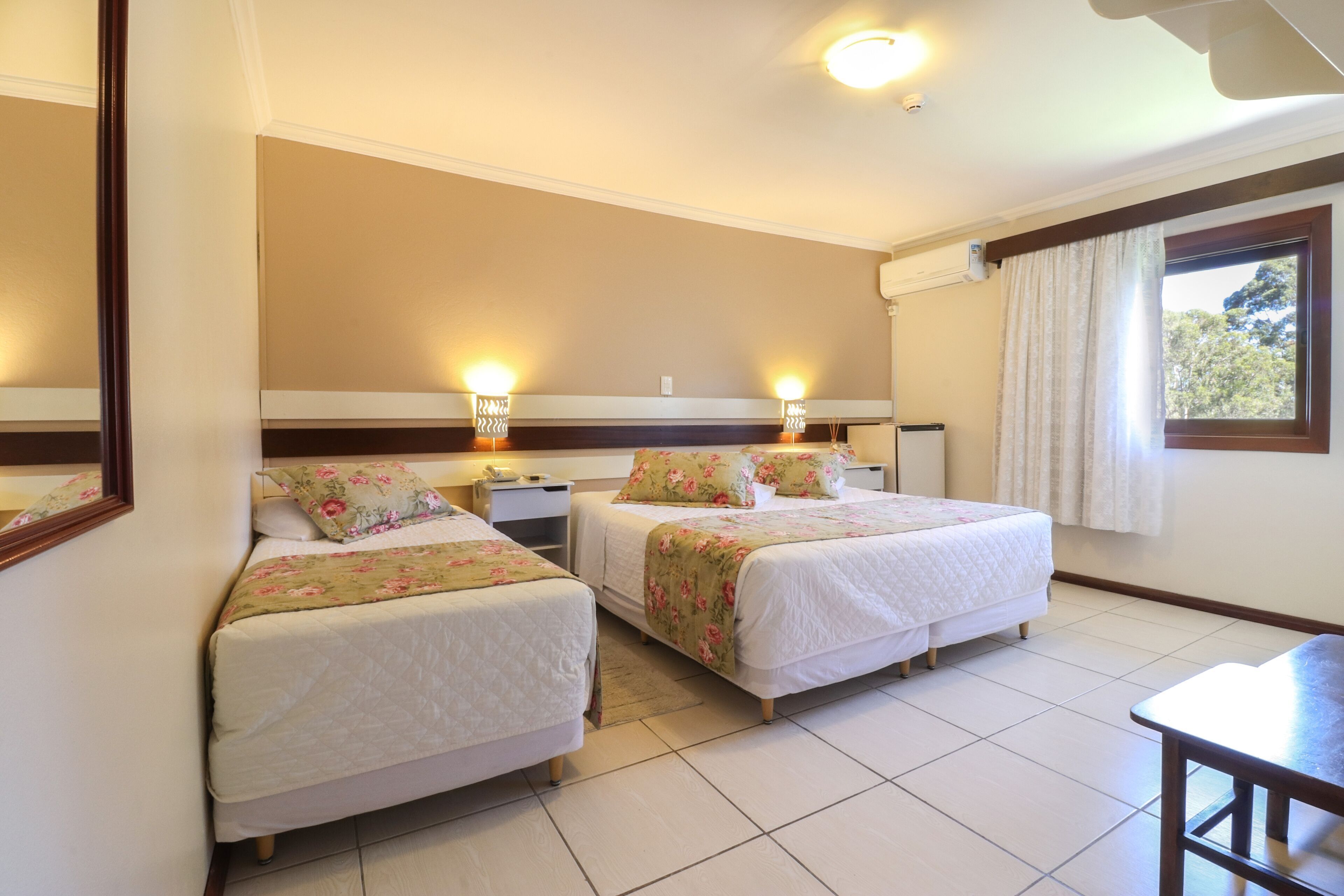 Minibar, free WiFi, bed sheets