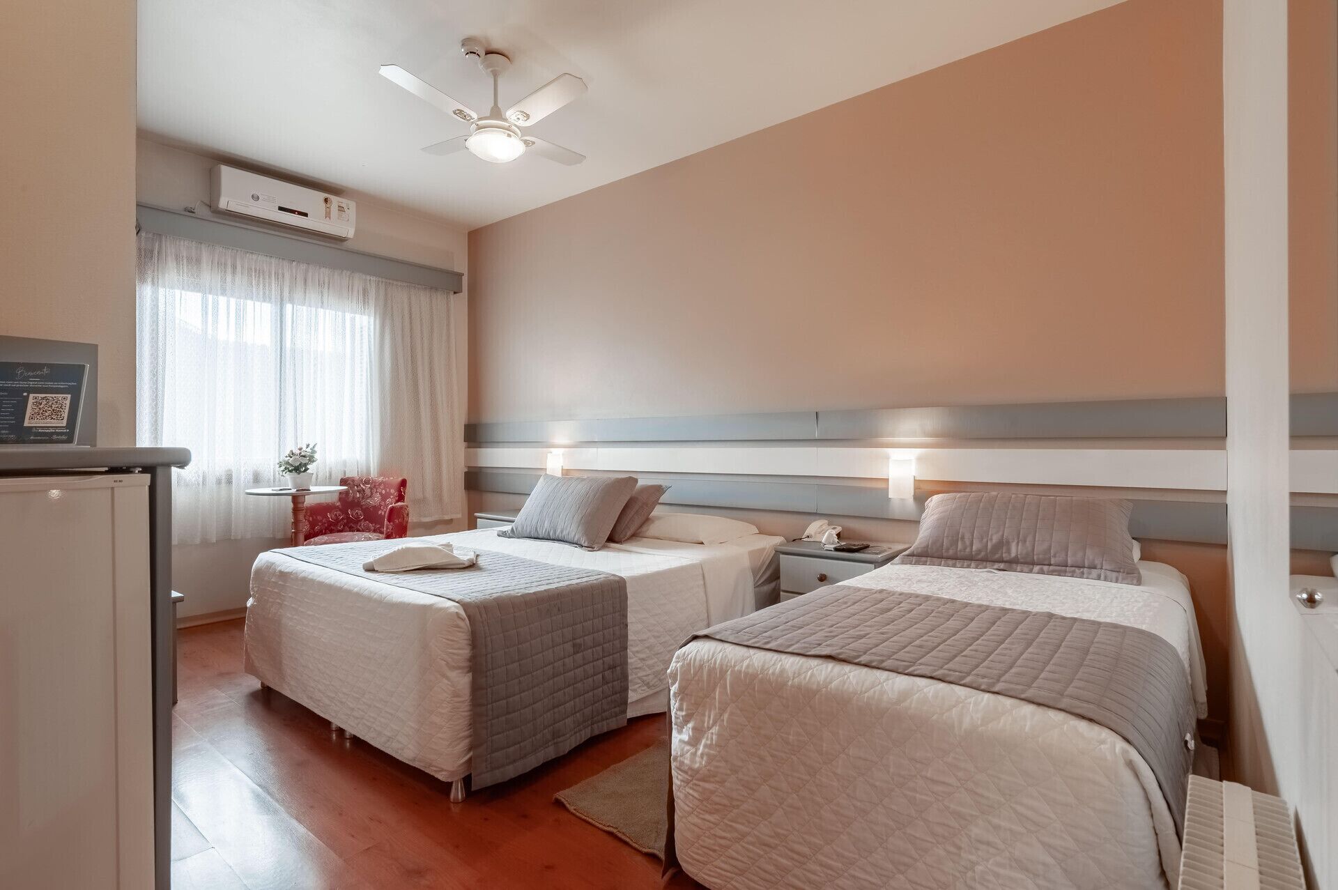 Minibar, free WiFi, bed sheets