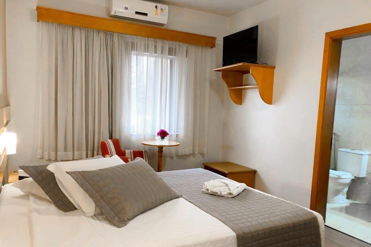 Een minibar, gratis wifi, beddengoed