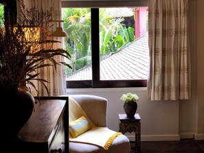 Televisión de pantalla plana y reproductor de DVD 