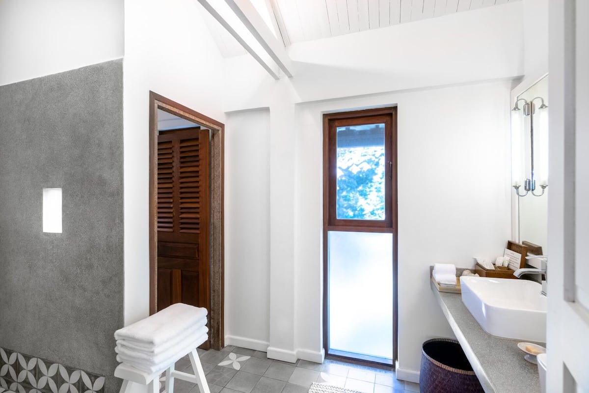 Family Suite | Bathroom | Shower, rainfall showerhead, free toiletries, hair dryer
