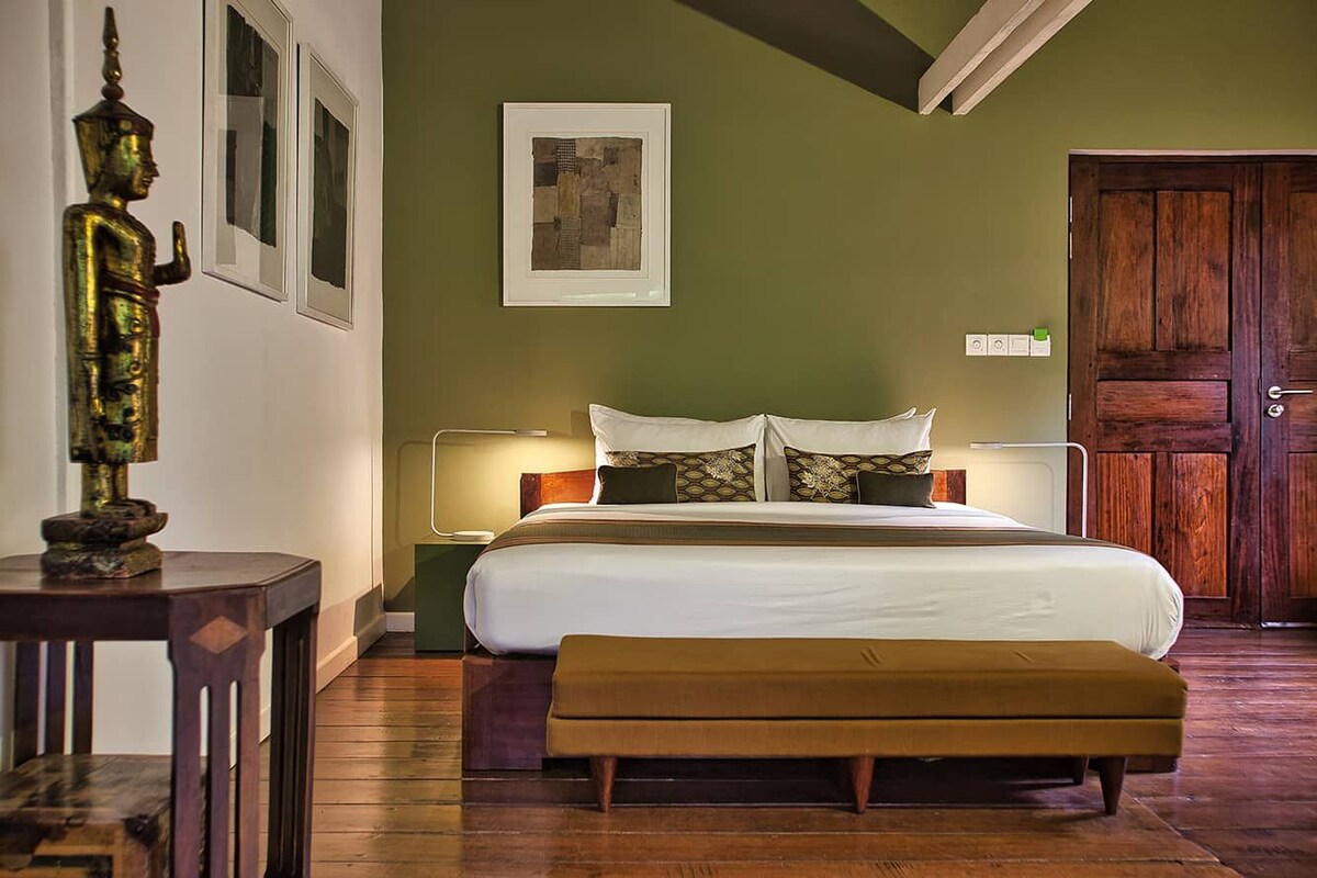 King Suite with Pool View (Green Suite) | Premium bedding, pillowtop beds, minibar, in-room safe