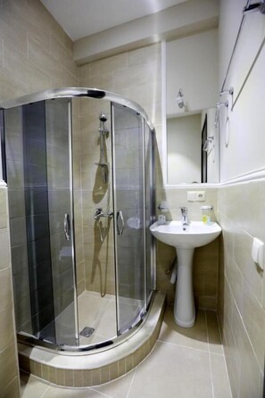 Shower, free toiletries, hair dryer, bathrobes - Hotel GNG (Tbilisi)