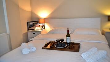 Comfort Suite, 1 Queen Bed, Balcony, City View | Minibar, in-room safe, iron/ironing board, free WiFi