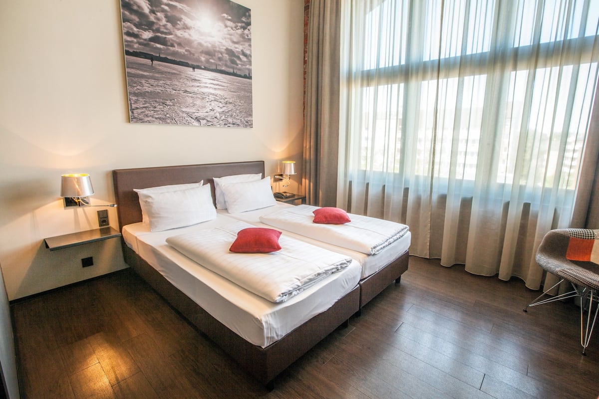 1 quarto, roupas de cama antialérgicas, frigobar, cofres nos quartos